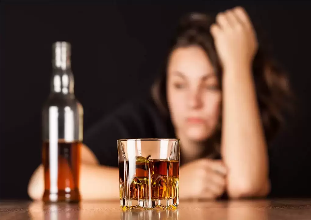 Frau, die vor dem Sex Alkohol trinkt