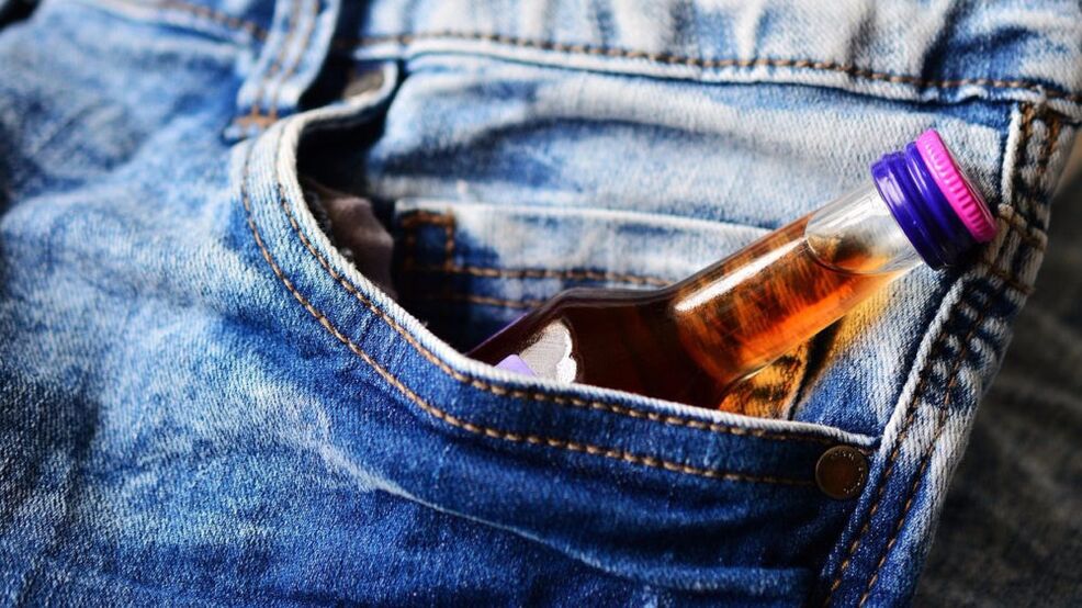 Eine Flasche Alkohol in der Tasche