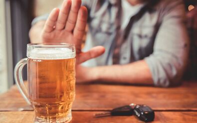 Rehabilitationsprogramme helfen, den Alkoholkonsum zu stoppen