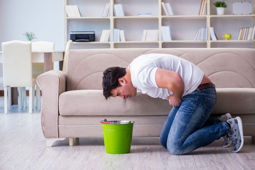 einem Mann wird übel, nachdem er Alkohol getrunken hat